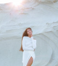 A suit with top an asymmetric neck and a scented skirt milk