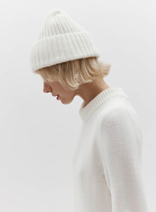 Hat made of soft yarn with a turn up Kaya milk