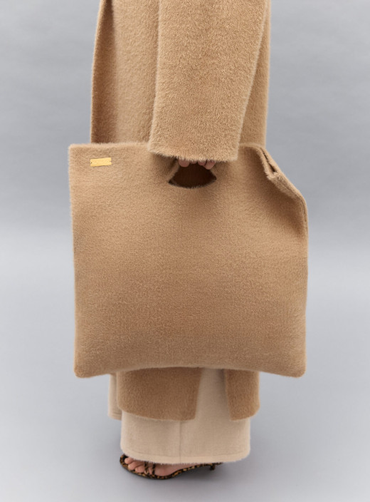 Сумка клатч з пухнастої пряжі Soft Clutch карамель