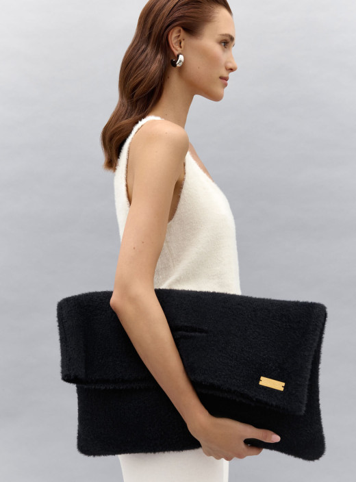 Сумка клатч з пухнастої пряжі Soft Clutch чорна