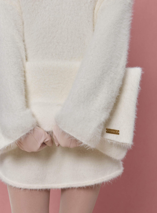 Сумка клатч з пухнастої пряжі Soft Clutch молоко
